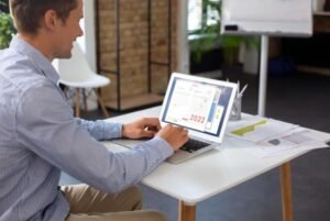 Mission Control vs Command + Tab: What Should You Use?